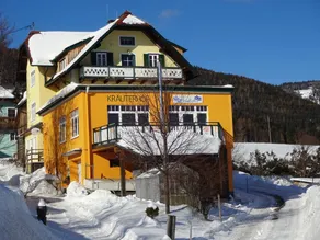 Apartment with garden - Image 5