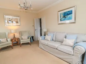 Cottage with hot tub, garden & terrace - Image 3