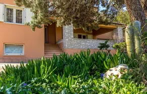 Family-friendly spacious holiday home with barbeque & garden - Image 4