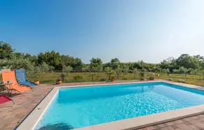 Casa vacacional con jardín, piscina privada y terraza - Image 5