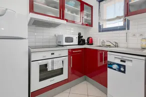 Holiday Home 'Kerann 1min from the Beach with Private Garden', Private Terrace & Wi-Fi - Image 5
