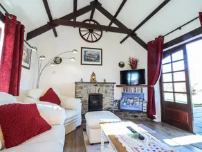 Cottage with terrace, hot tub & garden - Image 4