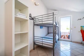 Child-friendly flat with garden | Garden view - Image 4