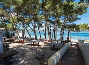 Seaside Getaway Holiday Home with Patio Slatine - Three Bedroom Holiday Home - Image 4