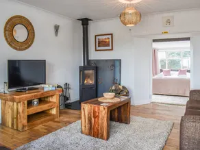 Cottage with garden - Image 4