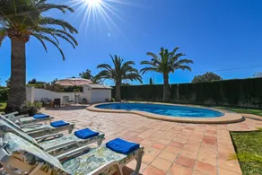 Holiday home with barbeque, terrace & garden - Image 4