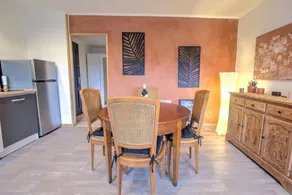 Flat with garden & terrace - Image 3