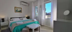 Apartamento vacacional con terraza, piscina y barbacoa | Vistas al mar - Image 2