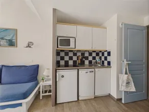 Apartment with garden & heated pool - Image 3