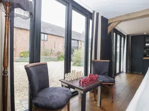 Family-oriented cottage with BBQ & garden - Image 3