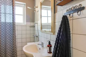 Holiday home with terrace & garden - Image 4