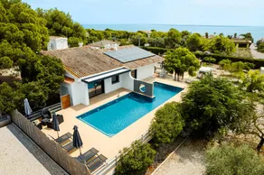 Holiday home with garden & barbecue | Beach view - Image 3