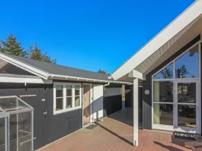 Holiday home with terrace - Image 3