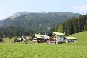 Holiday home with garden - Image 2