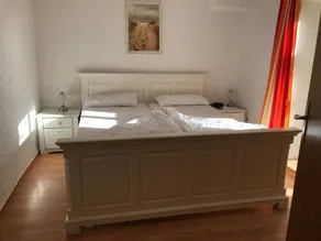 Apartment with garden - Image 5
