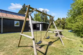 Child-friendly holiday home with terrace, barbeque & garden - Image 2