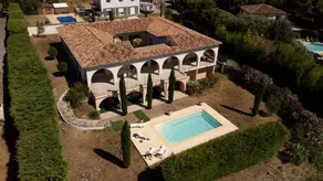 Villa avec barbecue, terrasse et piscine | Vue montagne | Adaptée au travail à distance - Image 2