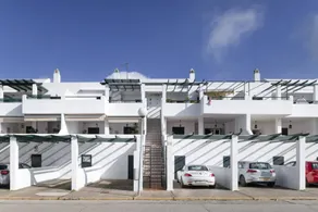 Merveilleux appartement de vacances entièrement équipé avec terrasse et internet haut débit | Vue plage | À côté de la plage | Parfait pour le travail à distance - Image 2
