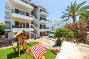 Family-friendly flat with garden, pool & fast internet | Garden view | Beach nearby - Image 2