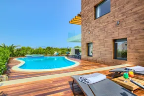 Villa with pool, terrace & barbecue - Image 4