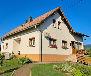 Flat with terrace & garden - Image 3