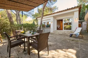 Villa with garden & terrace - Image 2