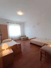 Prostrani apartman za veću obitelj/dvije obitelji s balkonom i dvorištem te pogledom na zaljev - Image 5