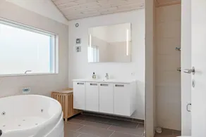Fully equipped holiday home with terrace, hot tub & BBQ | Dogs allowed - Image 4