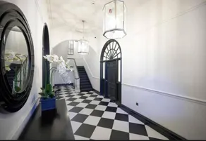 Apartment with garden - Image 5