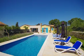 Children-friendly villa with pool & barbeque - Image 3