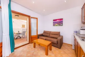 Holiday apartment with terrace, garden & pool - Image 3