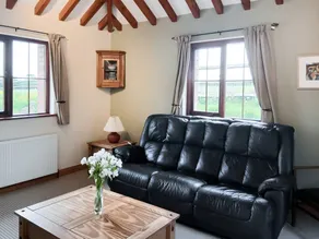 Child-friendly cottage with garden - Image 3