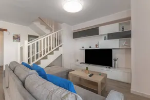 Charmante maison avec barbecue, terrasse et internet haut débit | Vue ville | Adaptée au travail à distance - Image 4