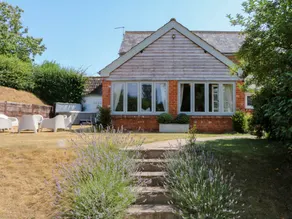 Family-friendly cottage with BBQ, terrace & garden - Image 3