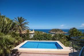 Villa with garden & terrace - Image 3