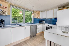 Child-friendly spacious holiday home with jacuzzi, sauna & barbecue | Sea view - Image 5