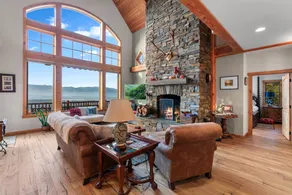 Family-friendly charming house with fast internet, hot tub & barbeque | Lake view - Image 2