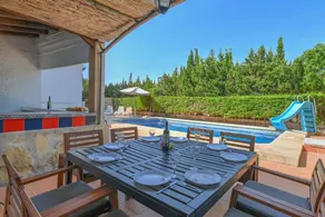 Spacious villa with terrace & garden - Image 2