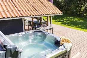 Fully equipped holiday home with hot tub, barbecue & terrace | Beach nearby - Image 4