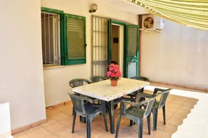 House with garden - Image 3