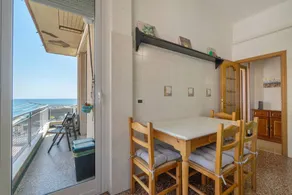 Appartement de vacances entièrement équipé avec internet haut débit | Vue ville | À côté de la plage - Image 5