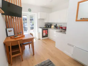 Fully equipped cottage with hot tub & garden | Pet-friendly - Image 5
