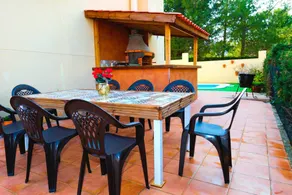 Fully equipped holiday home with private pool, terrace & garden - Image 5
