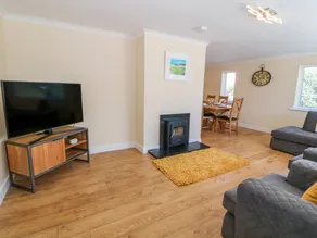 Family-oriented wonderful cottage with hot tub & garden | Close to the beach - Image 2