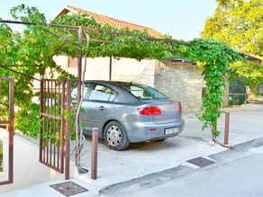 Apartment with terrace & garden - Image 5