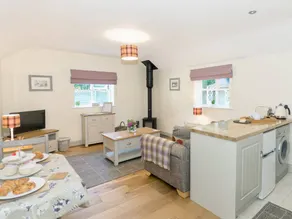 Cottage with garden & BBQ - Image 2