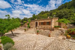 Holiday home with BBQ, garden & terrace - Image 2