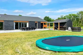 Fully equipped spacious holiday home with garden, sauna & jacuzzi - Image 3