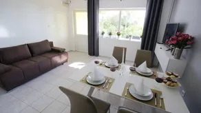 Ferienhaus mit Pool, Terrasse und Garten - Image 2
