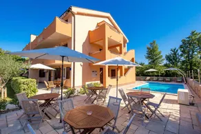Flat with terrace, garden & pool - Image 5